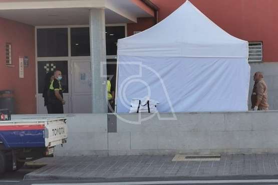 El Centro de Salud de Los Llanos estrena carpa para separar pacientes en urgencias (Foto TA)